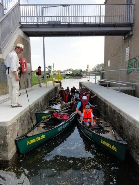 kanuverleih-kanutouren-kanuvermietung-kanuta-11 Eine Gruppe von Menschen in Kanus auf einem Kanal.