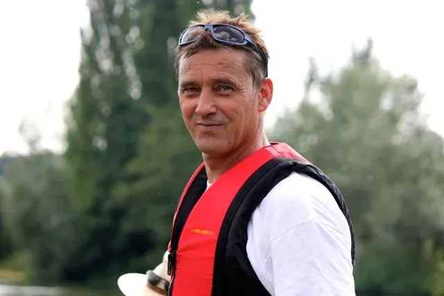 kanuverleih-kanutouren-kanuvermietung-kanuta-31 Ein Mann mit Schwimmweste auf einem Fluss.