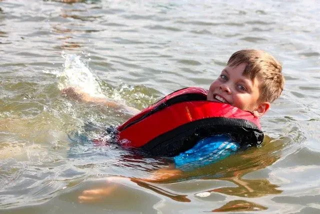 kanuverleih-kanutouren-kanuvermietung-kanuta-44 Ein Junge mit Schwimmweste im Wasser.