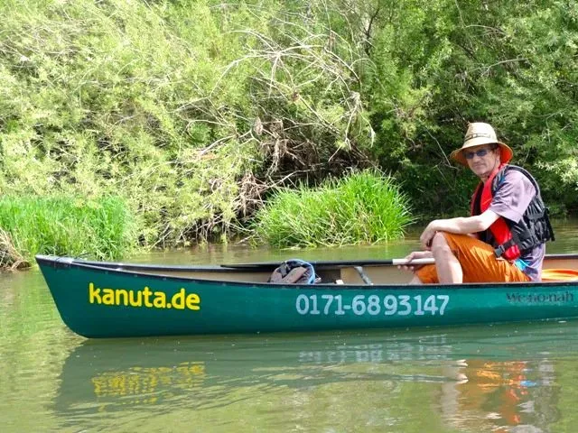 kanuverleih-kanutouren-kanuvermietung-kanuta-48 Ein Mann in einem Kanu auf einem Fluss.