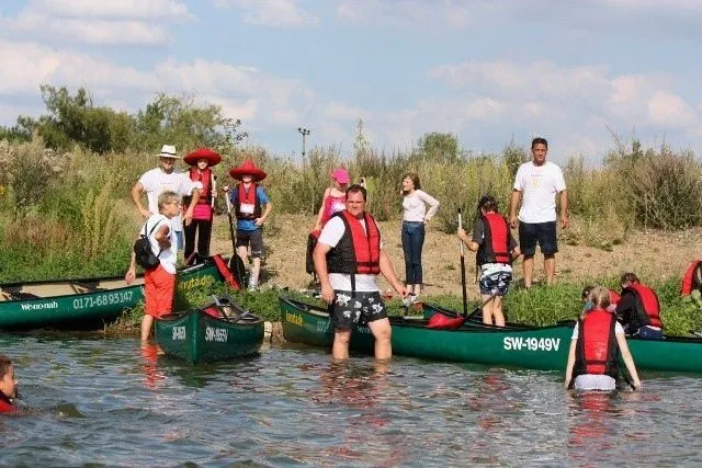 Eine Gruppe von Menschen in Kanus auf dem Wasser.